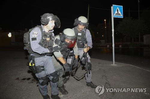 부상한 이스라엘 경찰관. AP 연합뉴스